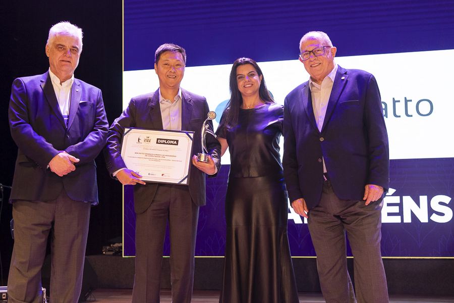 Time Ben Fatto no palco recebendo o diploma e troféu do Prêmio CIEE