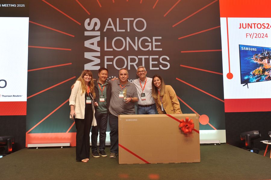 Time Ben Fatto no evento Thomson Reuters Mais Alto, Mais Longe, Mais Fortes, recebendo o troféu de Melhor Parceiro de Serviços 2024